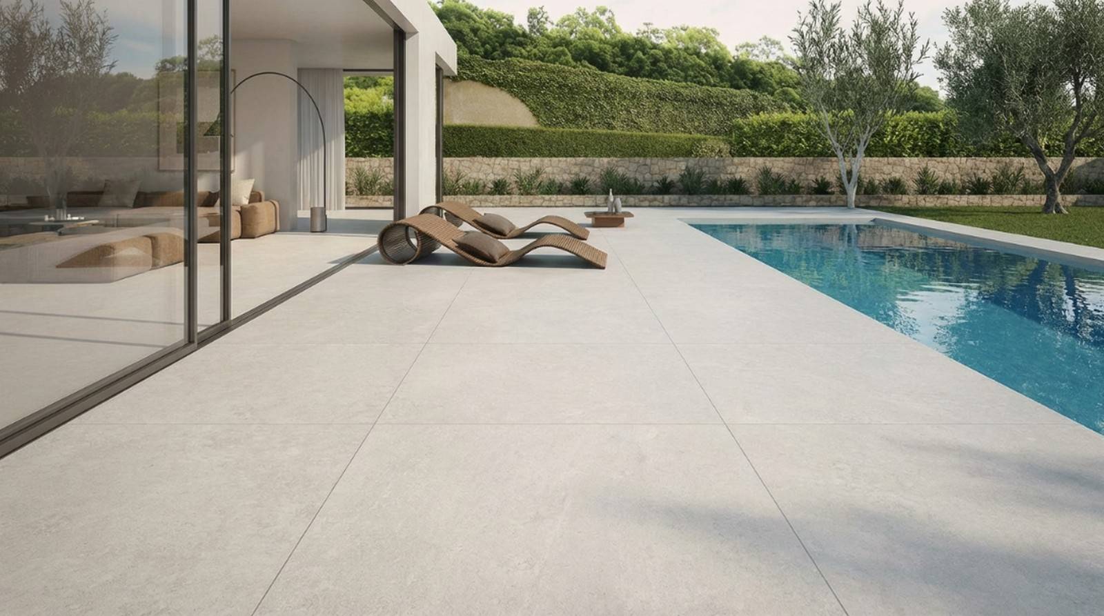 Vue large terrasse carrelage grand format BATELA NAVARTI effet pierre beige