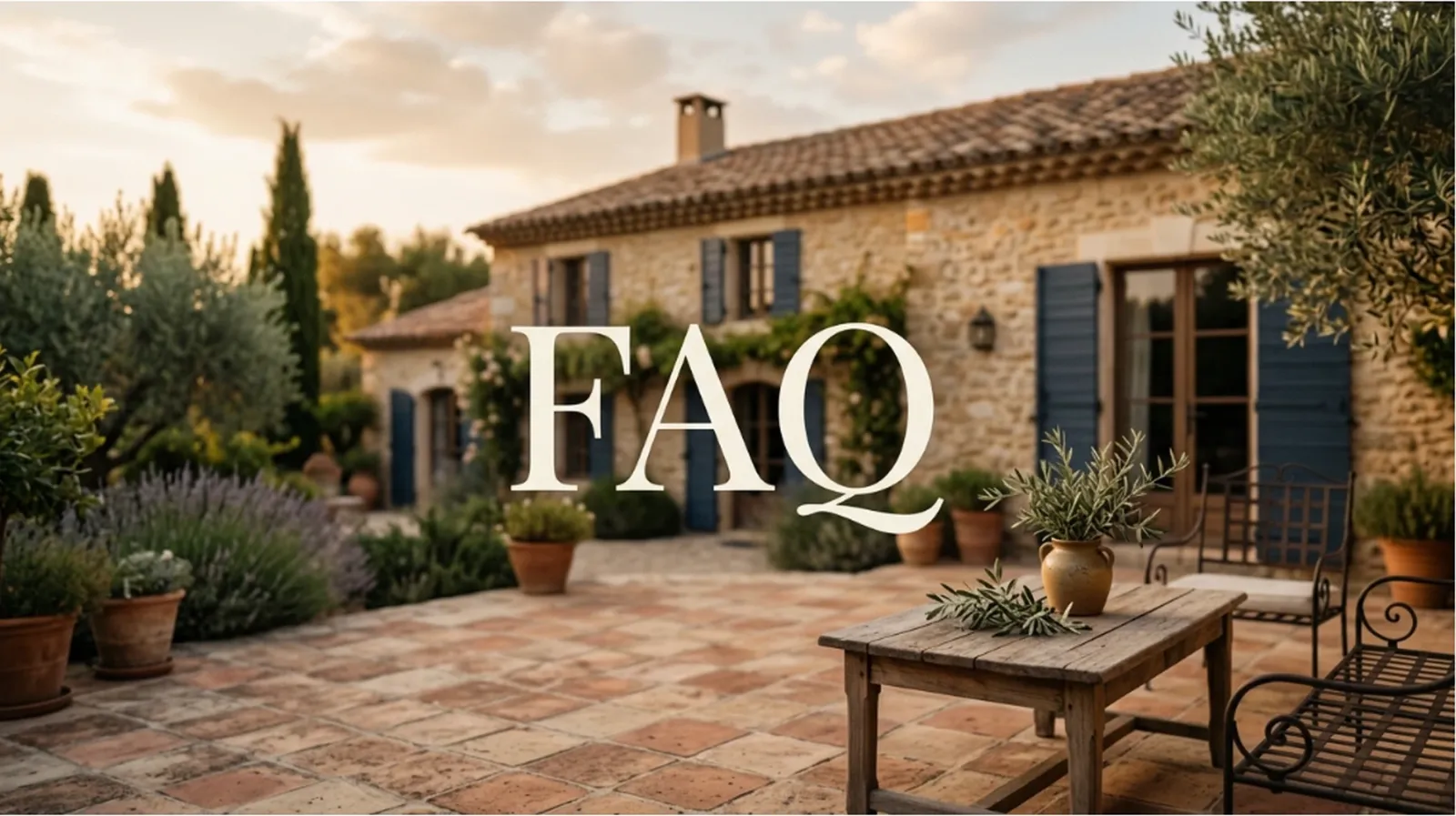 Maison provençale avec terrasse en carrelage haut de gamme, visuel d’accueil de notre rubrique FAQ dédiée au carrelage, à la salle de bain et aux aménagements intérieurs et extérieurs dans le Vaucluse