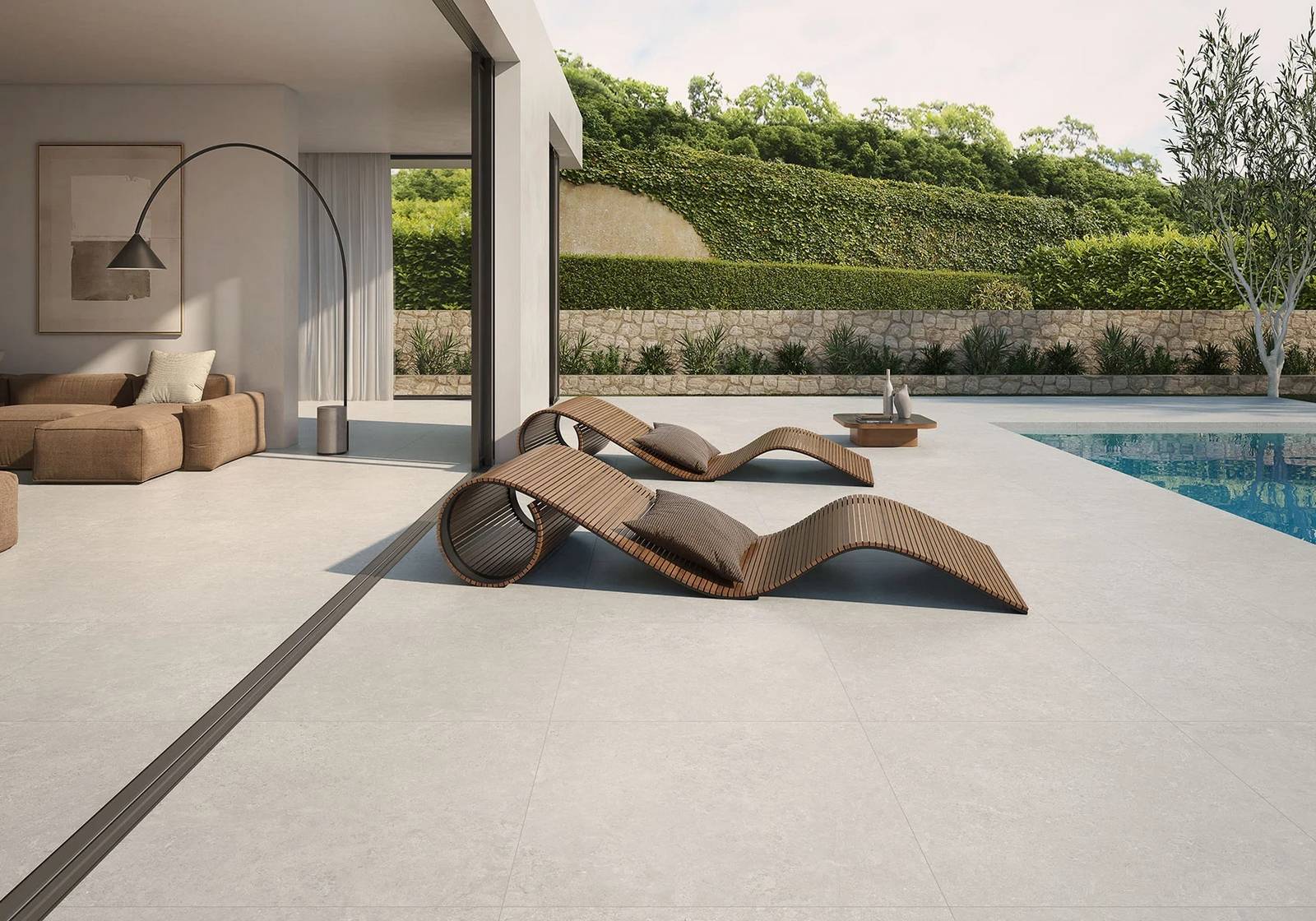 Terrasse extérieure avec carrelage BATELA NAVARTI effet pierre finition antidérapante