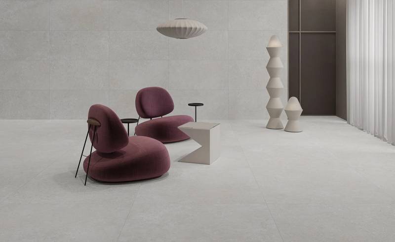 Sol intérieur BATELA Bianco NAVARTI dans un salon contemporain lumineux