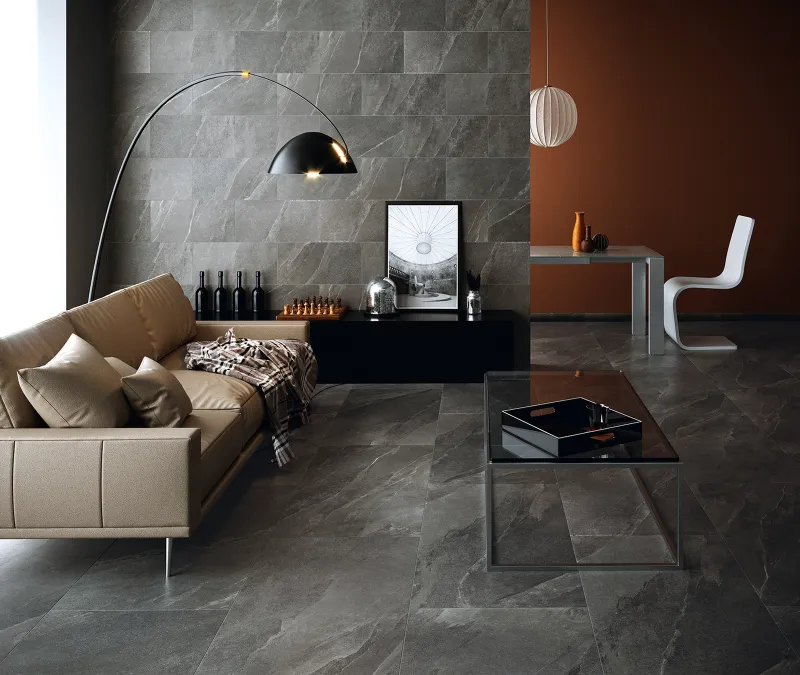 Revêtement effet pierre Pietra Ligure anthracite dans un intérieur au style affirmé.