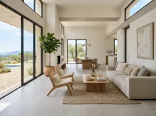 Pièce de vie lumineuse dans une maison neuve avec grand carrelage en grès cérame