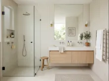 Salle de bain neuve avec faïence murale coordonnée, sol en carrelage et douche contemporaine